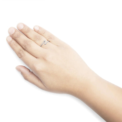 Anillo Abierto de Plata con Diamantes (Diseño Flecha)