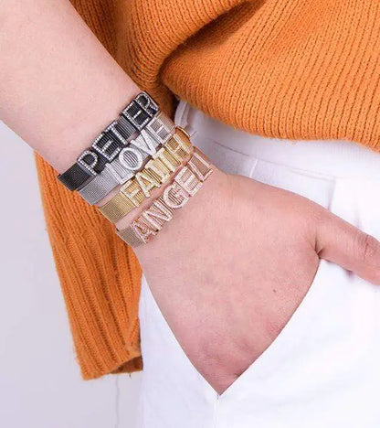 Conjunto de joyas: pendientes y pulseras ajustables con circonitas en